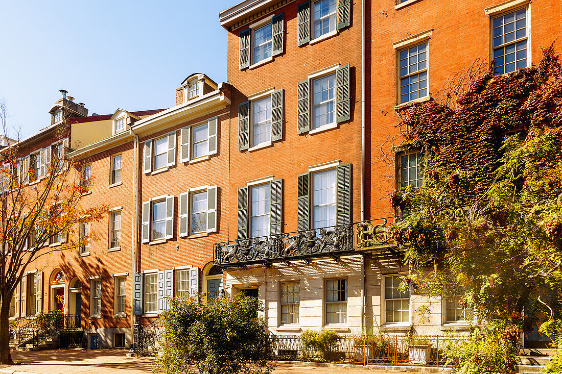  Houses in the Society Hill neighborhood in the Historic Waterfront District in the Historic Waterfront District in Philadelphia, Pennsylvania, USA 