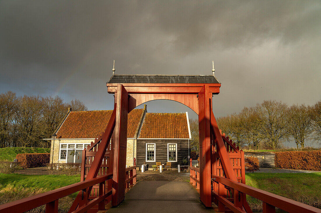 Zugbrücke der bewohnten ehemaligen Festung Bourtange, Groningen, Niederlande 