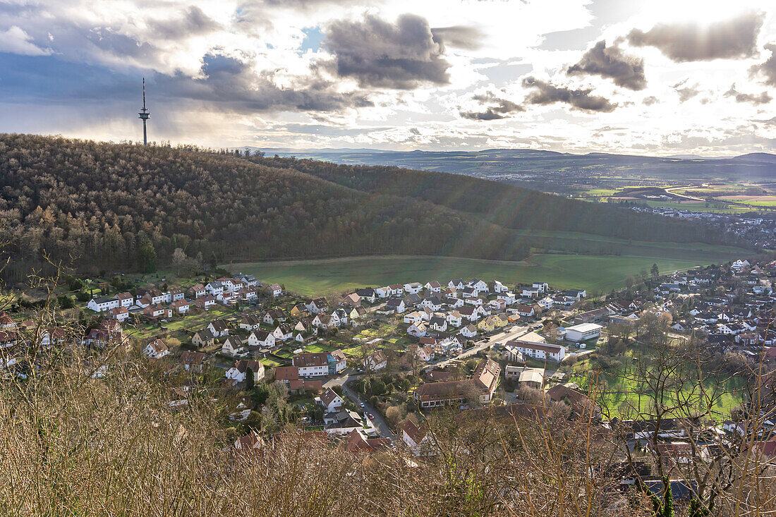 Blick von oben auf das Dorf Eddigehausen bei Göttingen, Bovenden-Eddigehausen, Niedersachsen, Deutschland