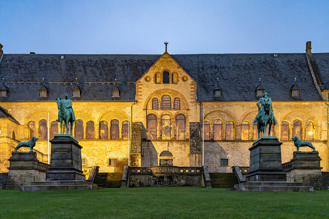 Das Kaiserhaus der romanischen Kaiserpfalz, Weltkulturerbe der UNESCO in Goslar in der Abenddämmerung, Niedersachsen, Deutschland