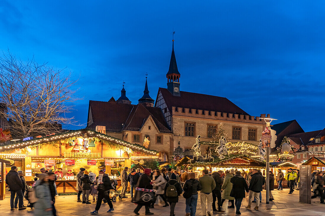  Christmas market in front of the Old Town Hall at dusk, Göttingen, Lower Saxony, Germany  