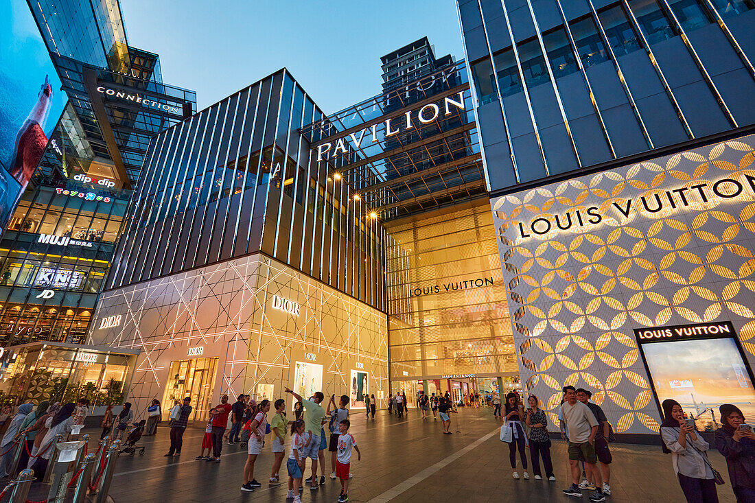 Menschen vor dem Pavilion Shopping Mall, einem Einkaufsziel im Bezirk Bukit Bintang. Kuala Lumpur, Malaysia.