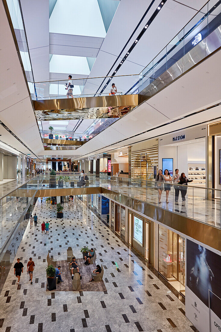 Menschen im Exchange TRX, ein Einkaufszentrum in Kuala Lumpur, Malaysia.