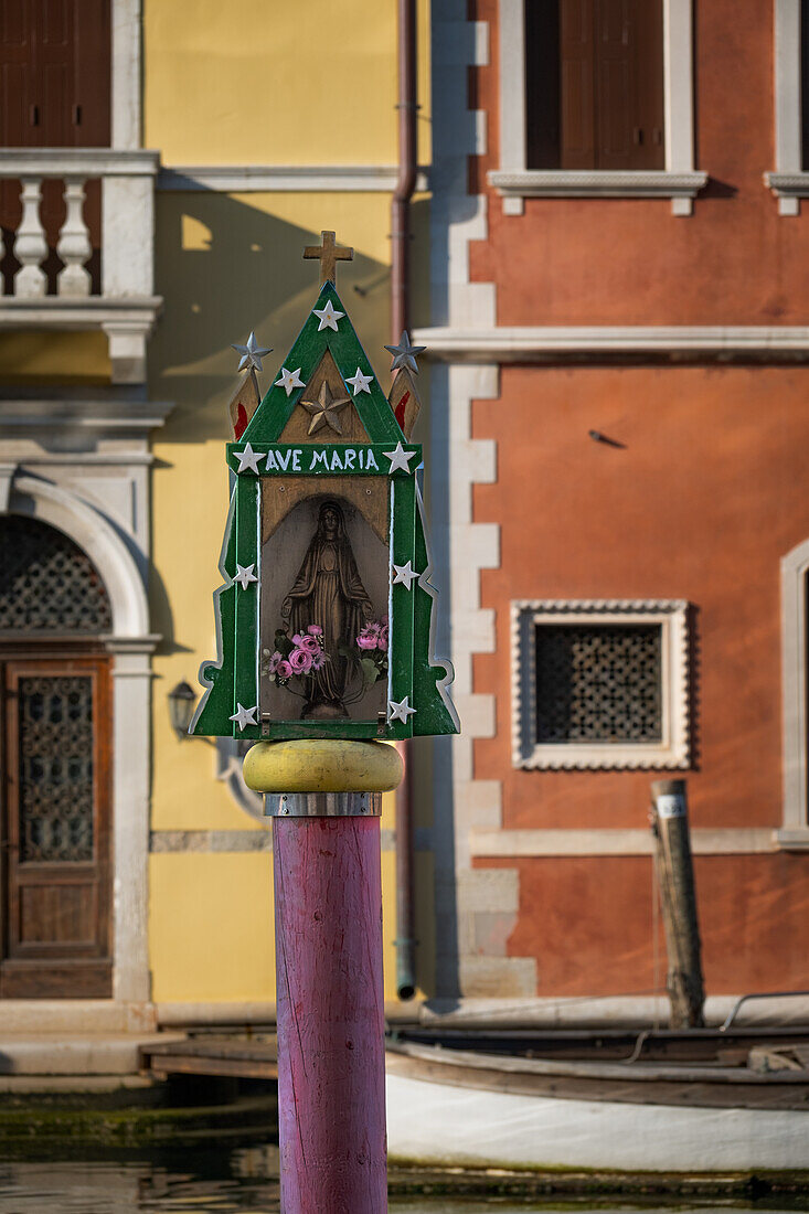 Blick auf einen Madonnen Schrein auf einem Holzpfahl in Chioggia, Chioggia, Veneto, Venetien, Italien, Europa