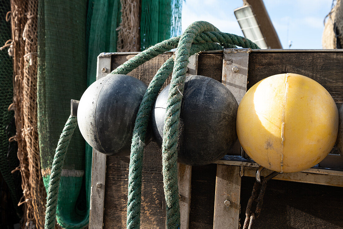 Detailaufnahme der Fischernetze und Bojen auf einem Boot in Chioggia, Lagune von Venedig, Veneto, Italien, Europa