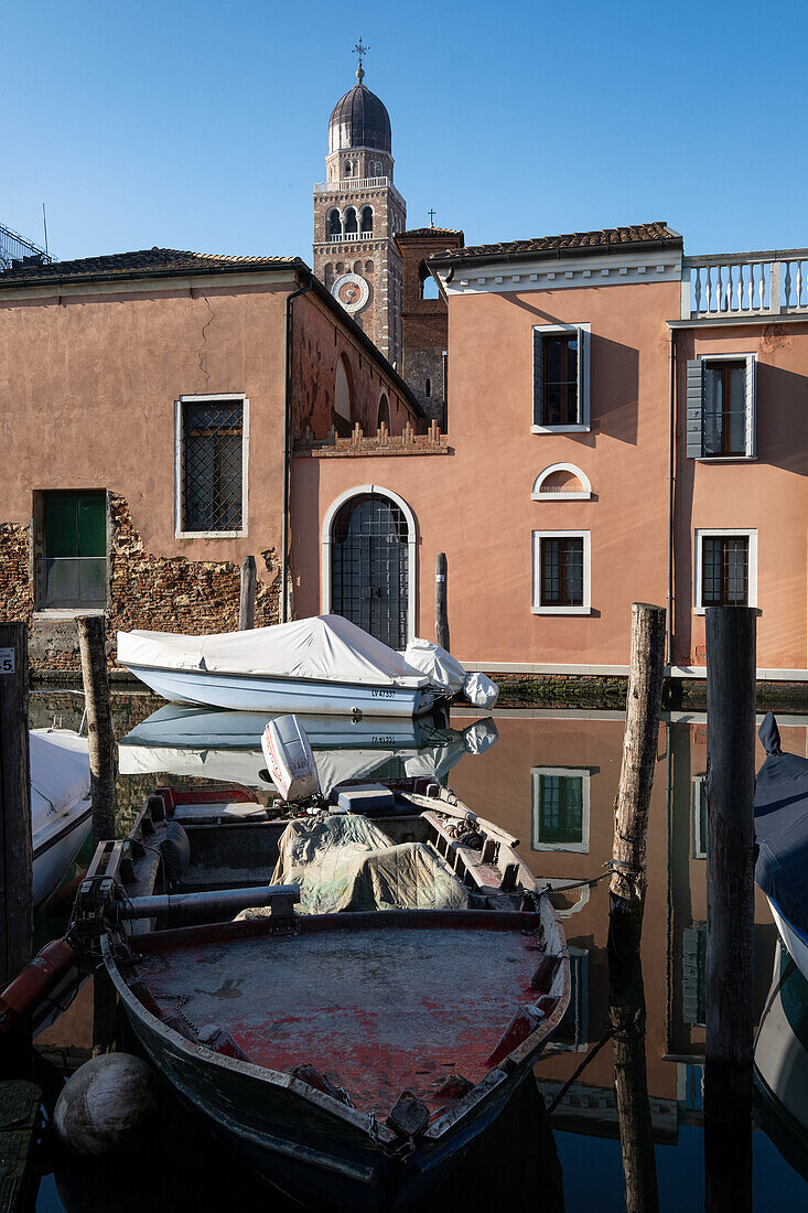  View of the bell tower of the Cathedral of Santa Maria Assunta, Cathedral of Chioggia, with boats in the foreground, Vena Canal, Chioggia, Lagoon, Veneto, Italy 