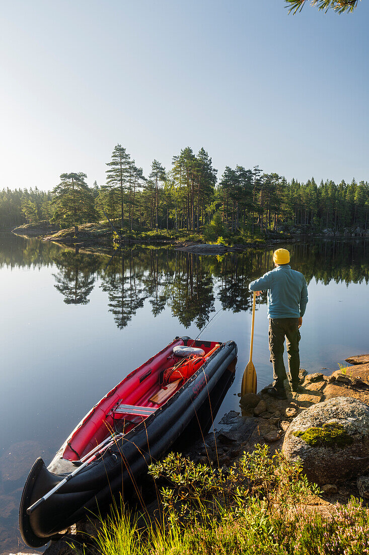 ein Mann mit Kanu im Glaskogen Naturreservat, Värmlands Län, Schweden