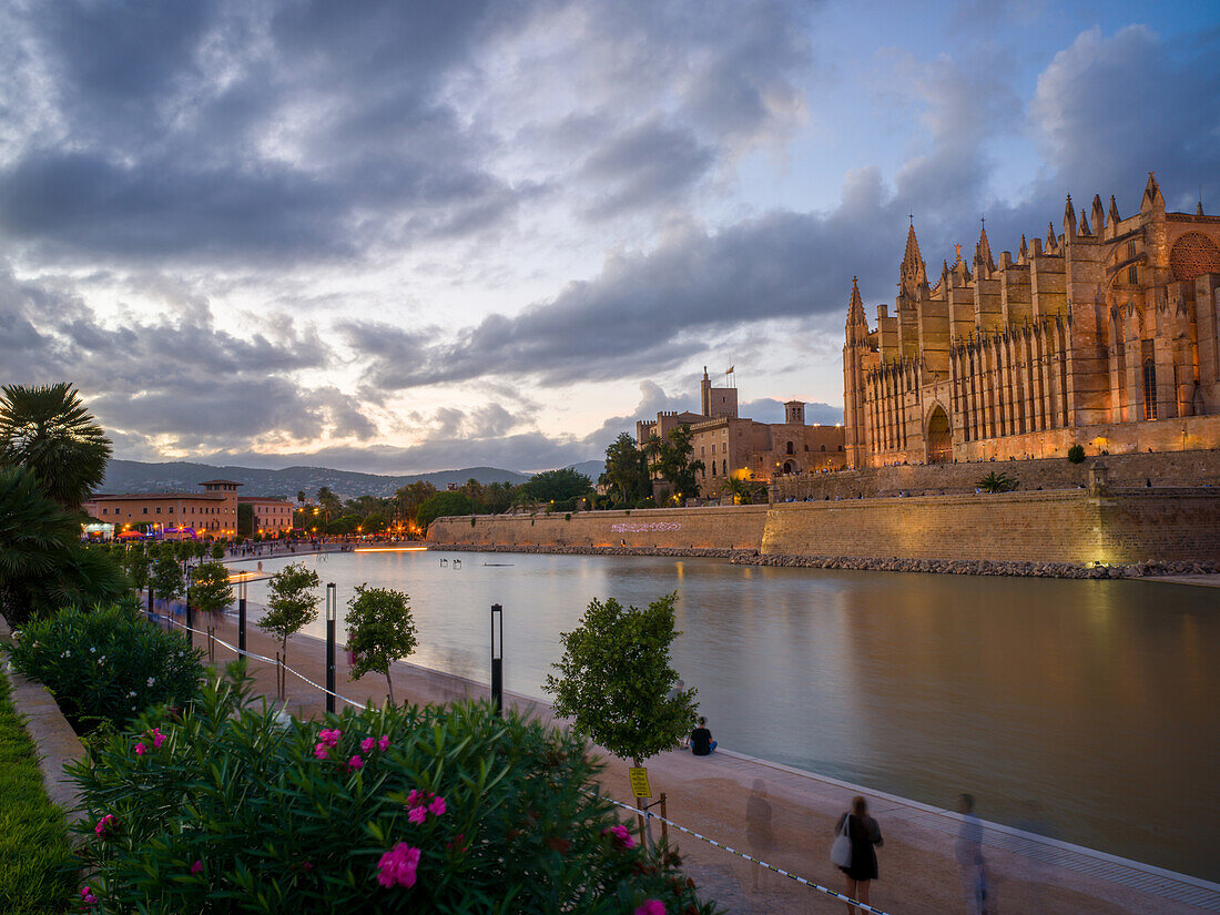  The Cathedral of Palma de Mallorca in the evening, Palma de Mallorca, Mallorca, Balearic Islands, Mediterranean, Spain 