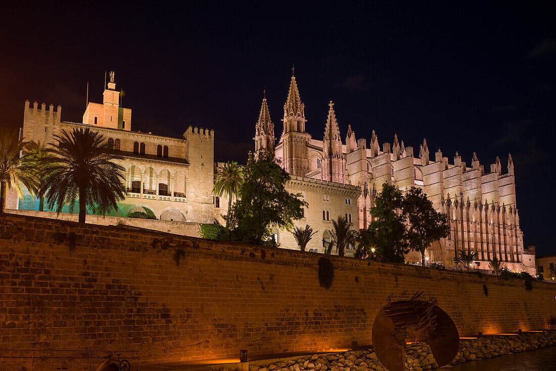  Royal Palace of La Almudaina and Cathedral of Palma de Mallorca at night, Palma de Mallorca, Mallorca, Balearic Islands, Mediterranean Sea, Spain 