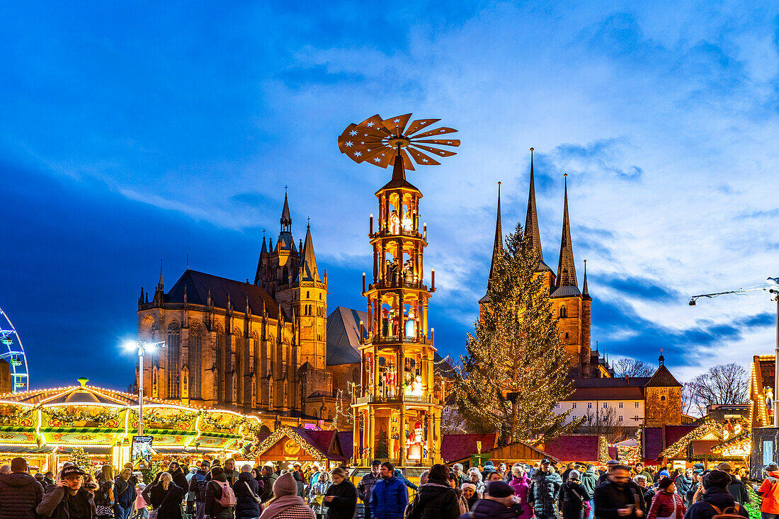  Christmas market with Christmas pyramid in front of the Erfurt Cathedral and the Severikirche on the Domplatz in the old town of Erfurt at dusk, Thuringia, Germany  