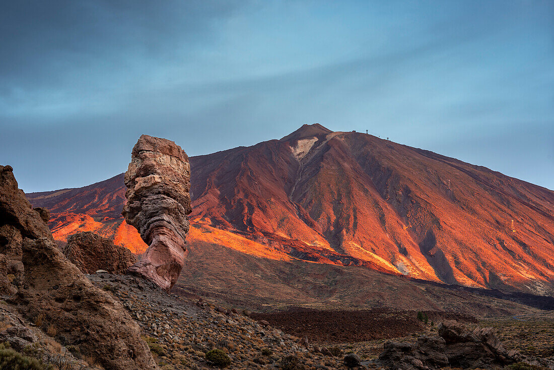 Sonnenaufgang am Roque Chinchado, auch Steinerner Baum oder Finger Gottes, Wahrzeichen der Insel, Los Roques de Garcia, dahinter der Pico del Teide, Las Cañadas, Nationalpark Teide, Teneriffa, Kanarische Inseln, Spanien, Europa