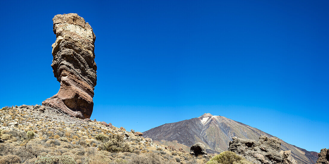 Roque Chinchado, auch Steinerner Baum oder Finger Gottes, Wahrzeichen der Insel, Los Roques de Garcia, dahinter der Pico del Teide, Las Cañadas, Nationalpark Teide, Teneriffa, Kanarische Inseln, Spanien, Europa