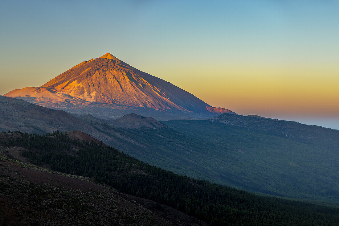  Panorama from the east over the Teide National Park, Parque Nacional del Teide, to the Pico del Teide, 3715m, at sunrise, Tenerife, Canary Islands, Spain, Europe 