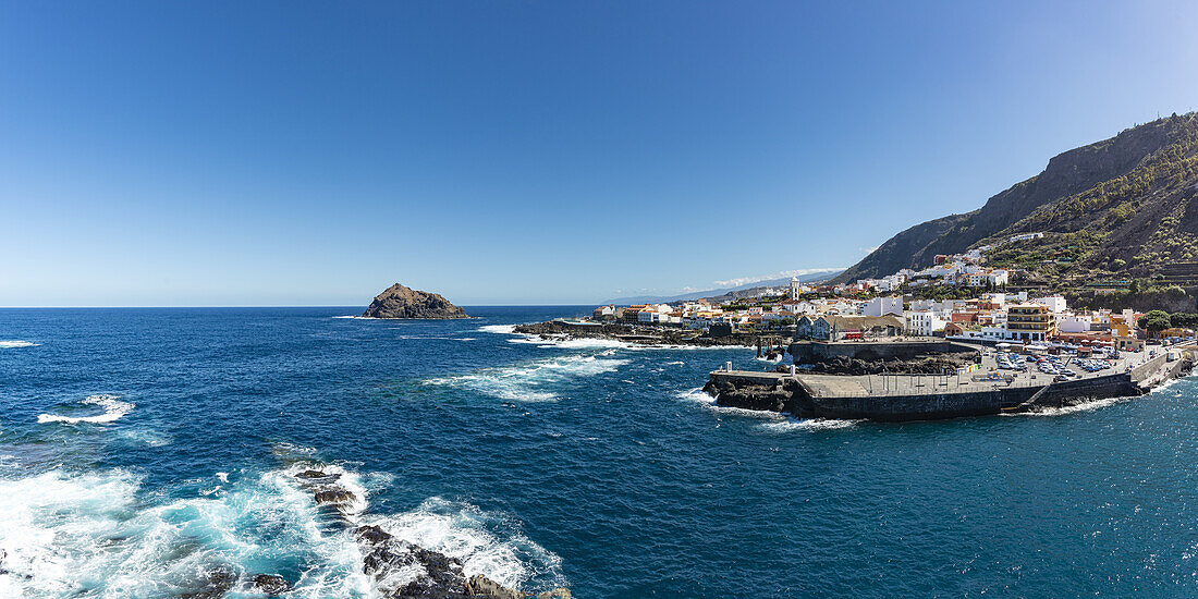 Atlantikküste mit vorgelagerter Insel Roque de Garachico vor der Stadt Garachico, Teneriffa, Kanarische Inseln, Spanien, Europa