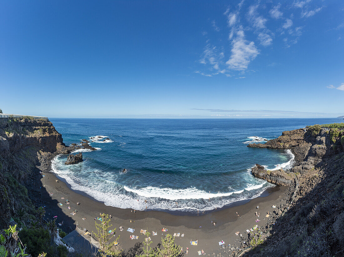  the lava beach lined with bathers, Playa del Bollulo, near Puerto de la Cruz, Tenerife, Canary Islands, Spain, Europe 