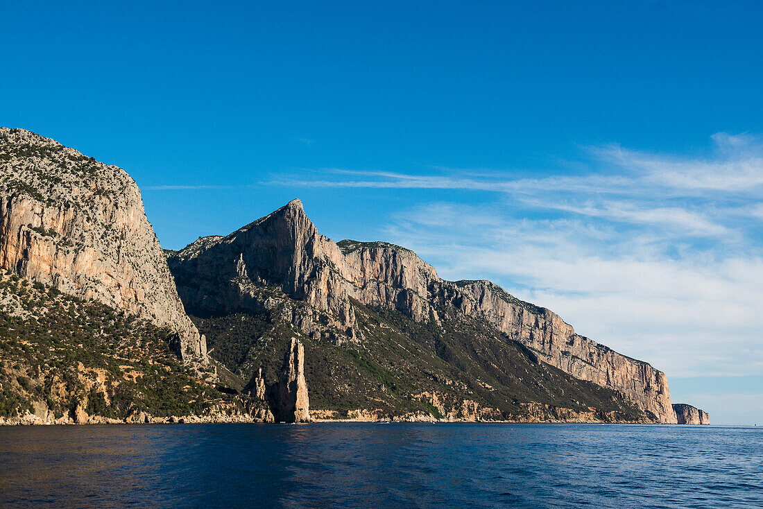 Steilküste, Nationalpark Golf von Orosei, Parco Nazionale del Gennargentu e del Golfo di Orosei, Baunei, Nuoro, Sardinien, Italien