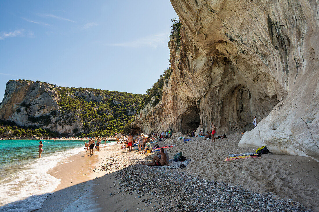 Höhle und Strand, Cala Luna, Nationalpark Golf von Orosei, Parco Nazionale del Gennargentu e del Golfo di Orosei, Baunei, Nuoro, Sardinien, Italien