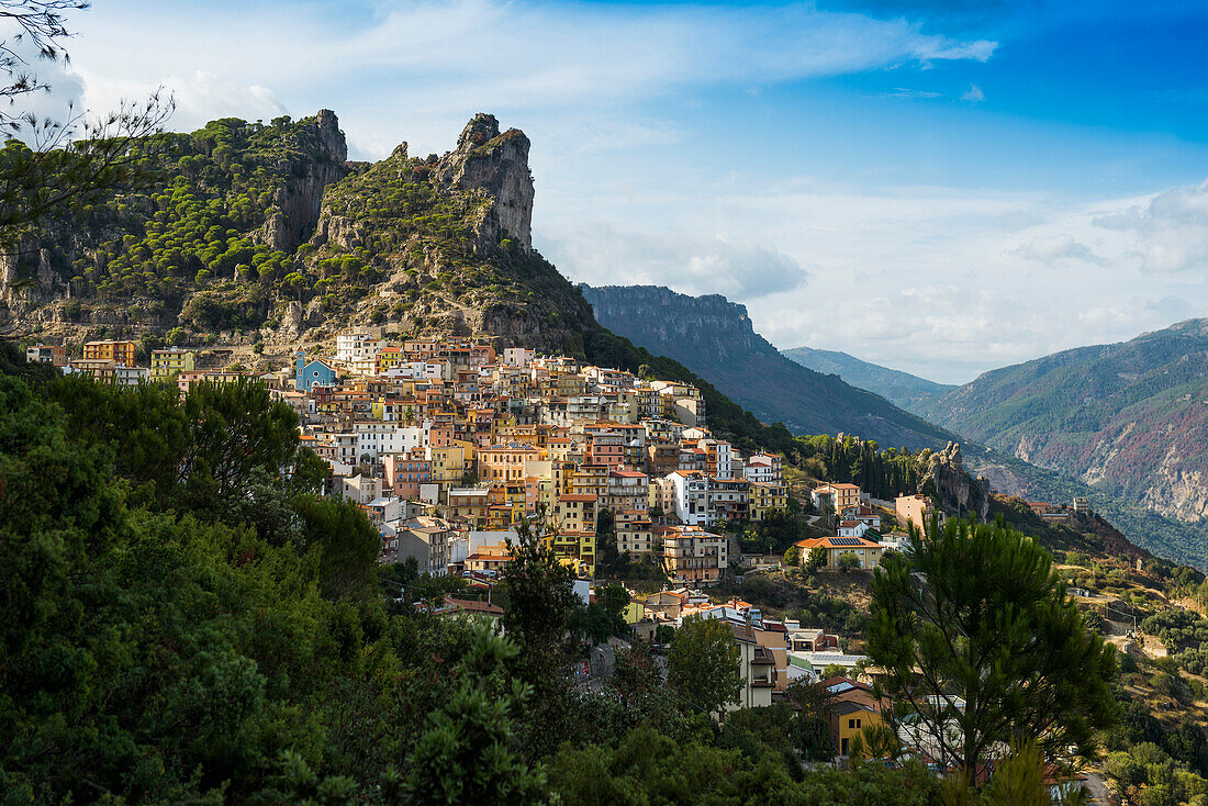  Picturesque village and mountains, Chiesa di Sant&#39;Antioco, Ulassai, Ogliastra Province, Sardinia, Italy 