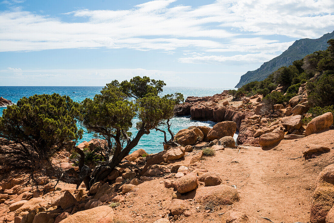 Rote Felsen und Meer, Spiaggia di Coccorocci, bei Tertenia, Provinz Ogliastra, Sardinien, Italien