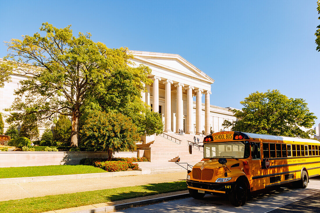 National Gallery of Art und Schulbus an der National Mall and Memorial Parks in Washington DC, District of Columbia, USA