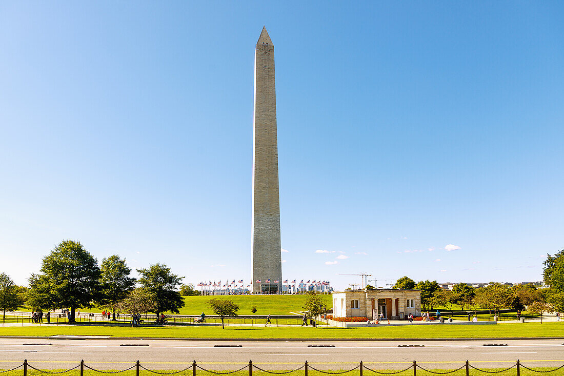  The Washington Monument at the National Mall and Memorial Parks in Washington DC, District of Columbia, USA 