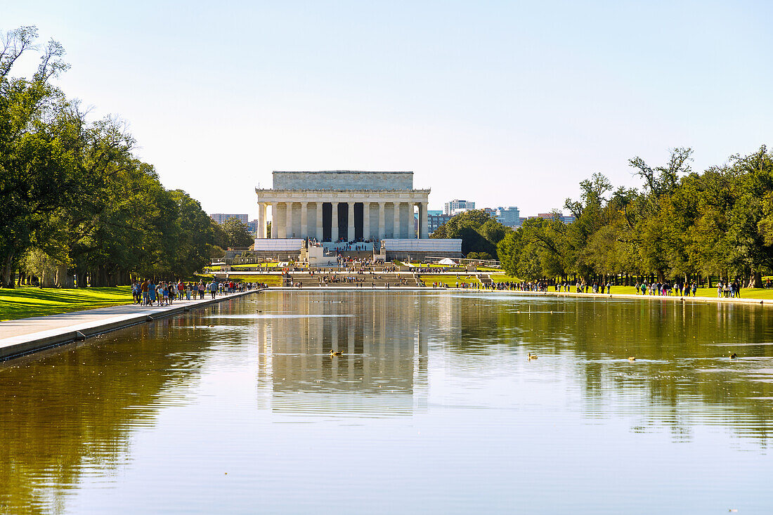 Lincoln Memorial und Reflecting Pool an der National Mall and Memorial Parks in Washington DC, District of Columbia, USA