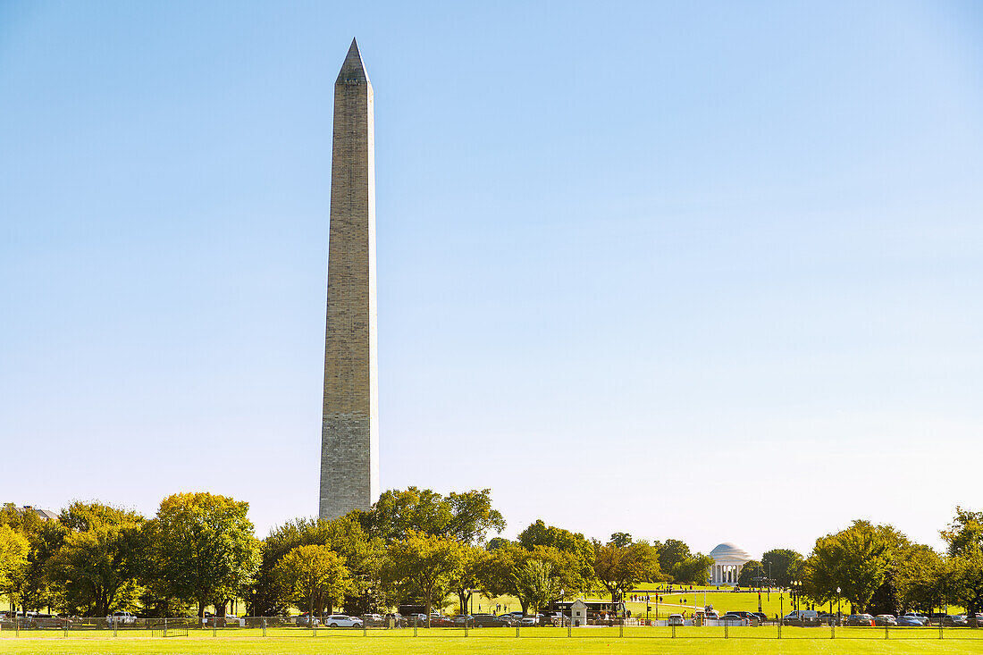 The Washington Monument mit Blick auf Lincoln Memorial an der National Mall and Memorial Parks in Washington DC, District of Columbia, USA