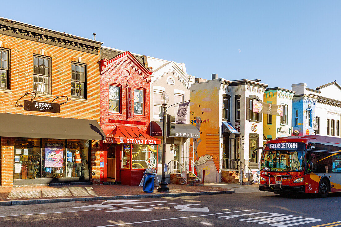 Bunte Häuser und Bus  in der Wisconsin Street im Stadtviertel Georgetown in Washington DC, District of Columbia, USA