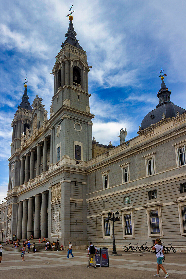 Kirche 'Catedral de Santa María la Real de la Almudena', Plaza Mayor, Madrid, Spanien, Europa