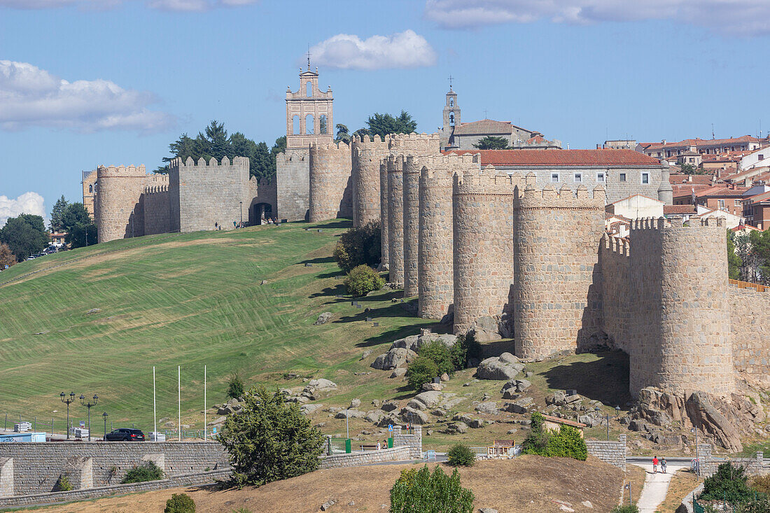 Mirador de los cuatro Postes, Blick auf die Stadtmauer, Ávila, Kastilien und León, Spanien