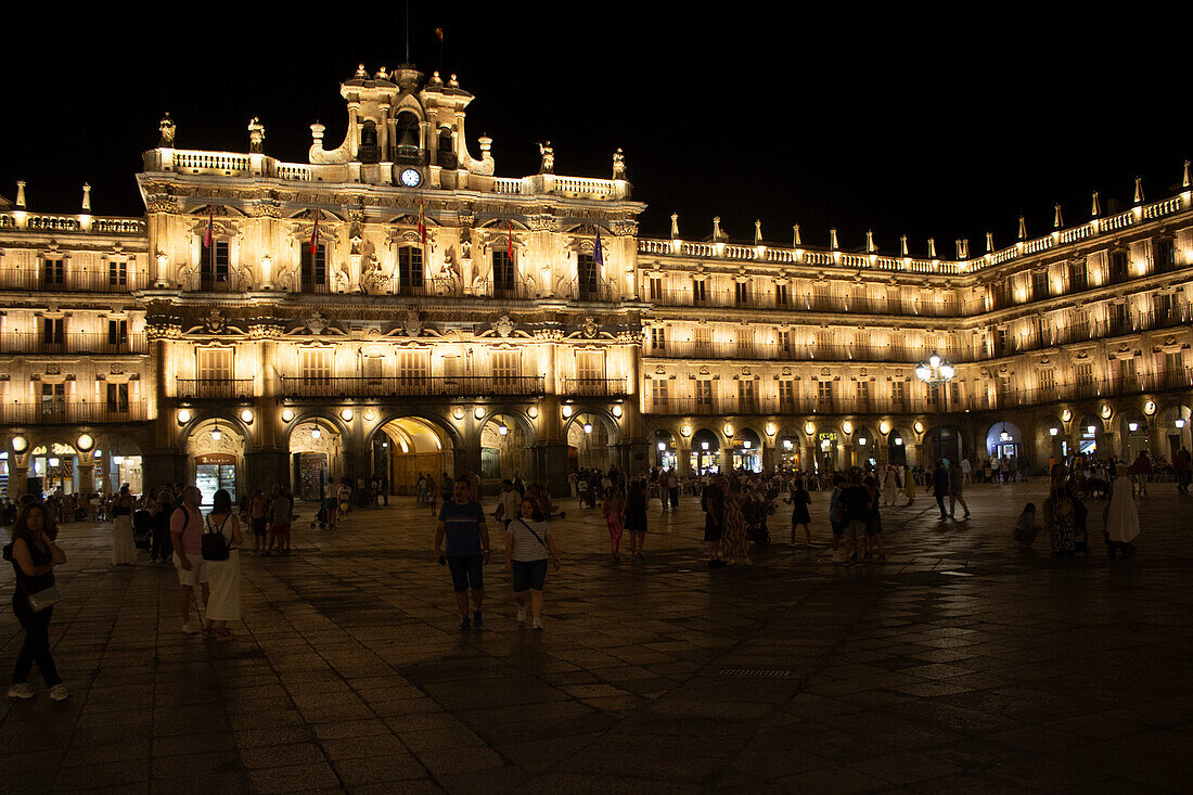 Plaza Mayor mit Rathaus (El Ayuntamiento) bei Nacht, Hauptplatz, Salamanca, Kastilien und León, Spanien