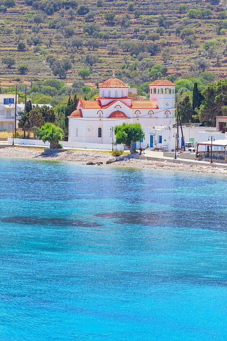  Blick auf die Kirche Agios Nikolaos, Livadia, Insel Tilos, Dodekanes, Griechenland 