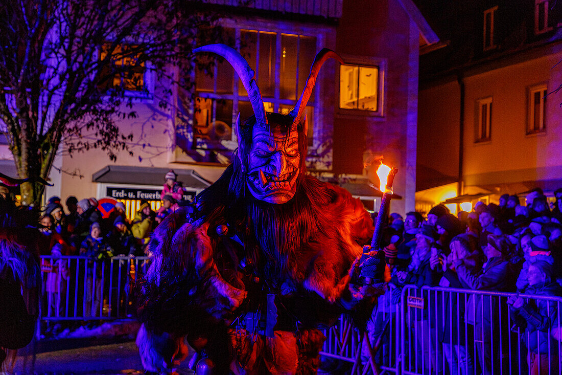 Amper Perchten aus Fürstenfeldbruck beim Perchtenlauf in Kirchseeon in Oberbayern