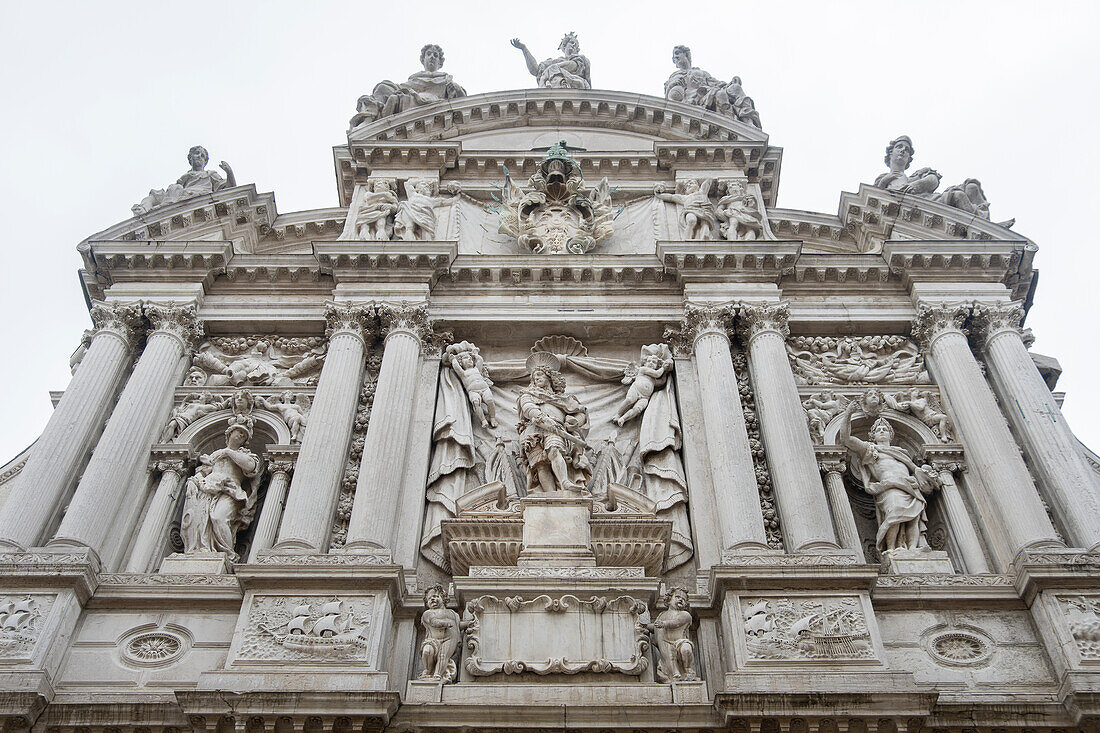 Barocke Fassade der Kirche Santa Maria Zobenigo in Venedig, Venetien, Italien