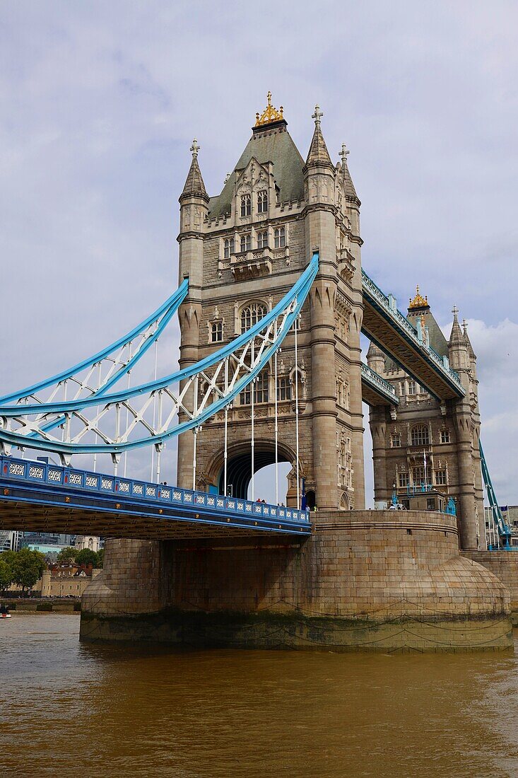 Die Tower Bridge über den Fluss Themse, London, England, Großbritannien