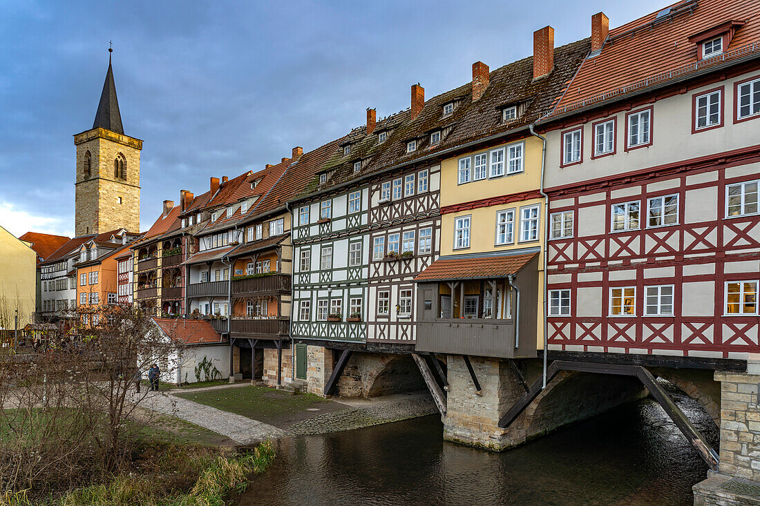 Die mit Fachwerkhäusern bebaute mittelalterliche Krämerbrücke über den Fluss Gera in Erfurt, Thüringen, Deutschland 