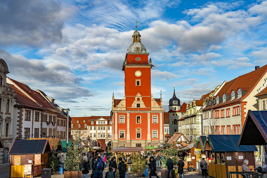 Weihnachtsmarkt auf dem Hauptmarkt mit dem alten Rathaus in Gotha, Thüringen, Deutschland 