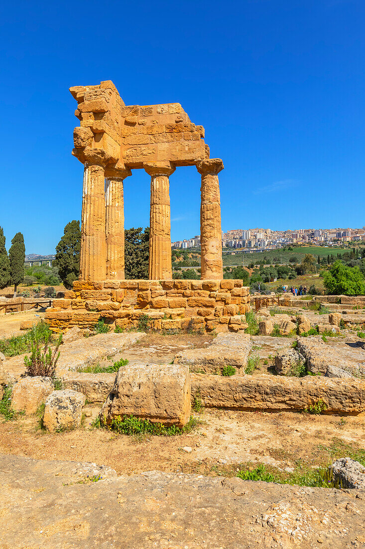  Tempel von Castor und Pollux, Tal der Tempel, Agrigent, Sizilien, Italien 