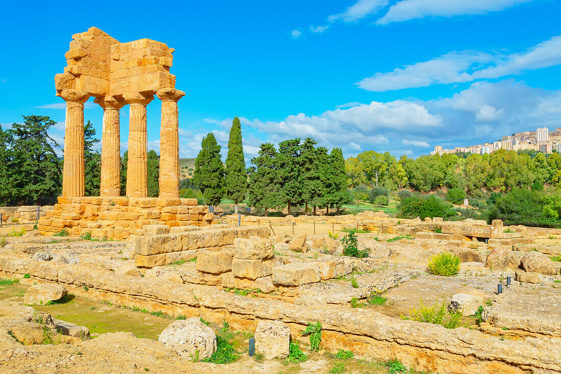  Tempel von Castor und Pollux, Tal der Tempel, Agrigent, Sizilien, Italien 