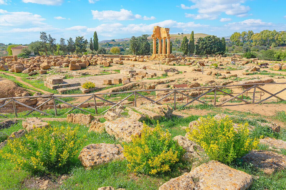  Tempel von Castor und Pollux, Tal der Tempel, Agrigent, Sizilien, Italien 