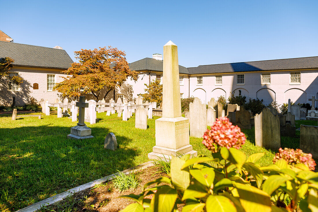  St. George&#39;s Episcopal Church Cemetery in the Historic District in Fredericksburg, Virginia, USA 