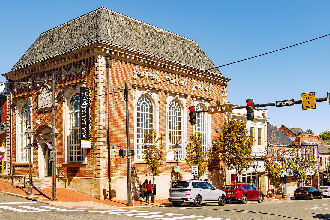 Princess Anne und William Street mit Geschäften im Historic District in Fredericksburg, Virginia, USA