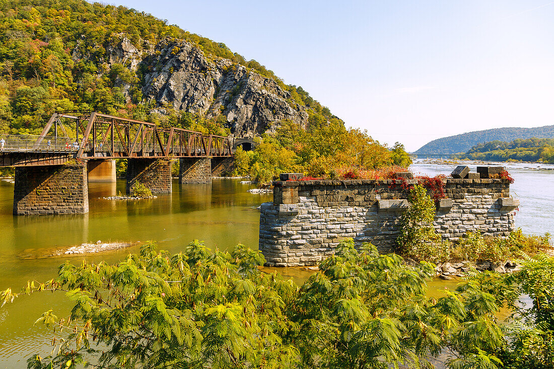  Pedestrian bridge on the Appalachian Trail to the Maryland Heights viewpoint in Harpers Ferry National Historical Park at the confluence of the Shenandoah and Potomac Rivers, Jefferson County, West Virginia, USA 