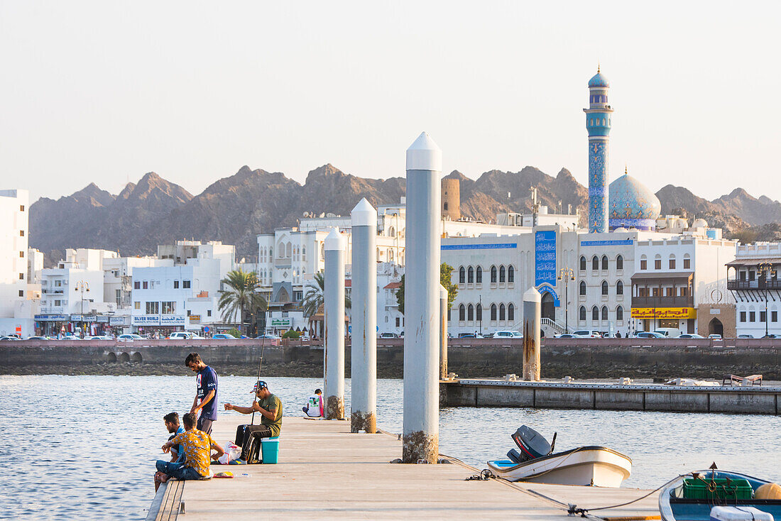 Einheimische am Hafen von Muttrah, Hafen von Maskat, Sultanat Oman, Arabische Halbinsel, Naher Osten