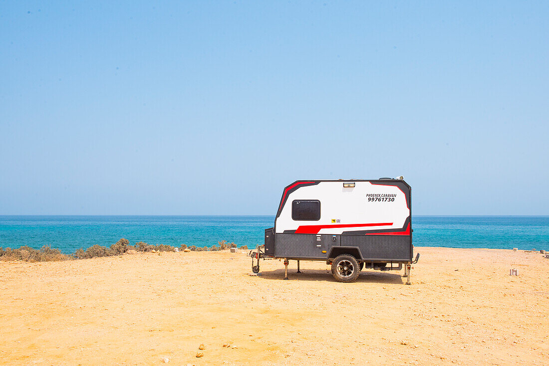 Wohnwagen zu vermieten am weißen Sandstrand in der Nähe von Tiwi, Wilayat Sur, Sultanat Oman, Arabische Halbinsel, Naher Osten