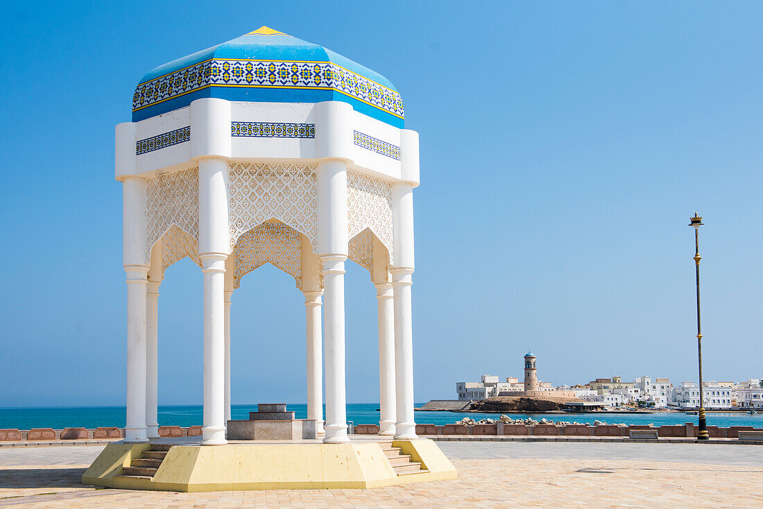 Pavillon an der Küstenpromenade, Hafenstadt Sur, Bucht Corniche Sur, Region Ash Sharqiyah, Sultanat Oman, Arabische Halbinsel, Naher Osten