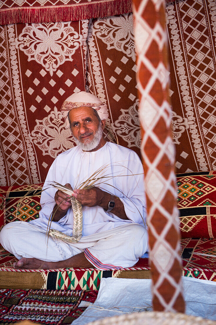 Korbmacher beim traditionellen Handwerk, Nizwa, Region Ad Dakhiliyah, Sultanat Oman, Arabische Halbinsel, Naher Osten