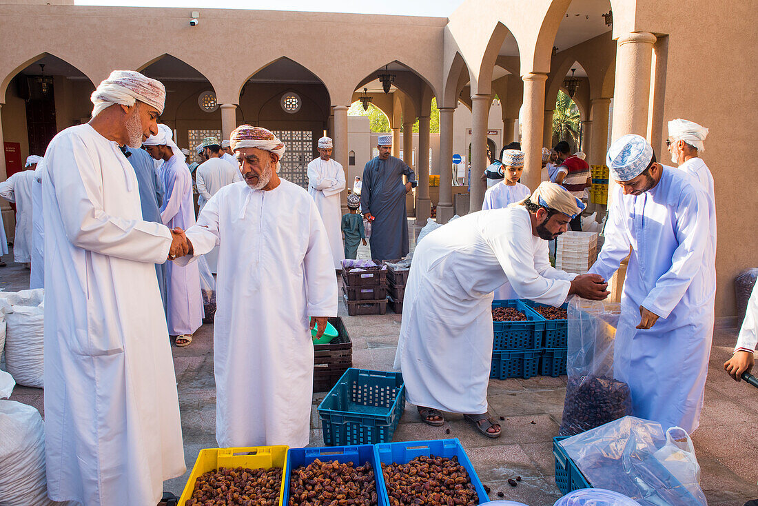 Einheimische beim Dattelverkauf, Freitagsmarkt, in Nizwa, Ad-Dakhiliyah Region, Sultanat Oman, Arabische Halbinsel, Naher Osten