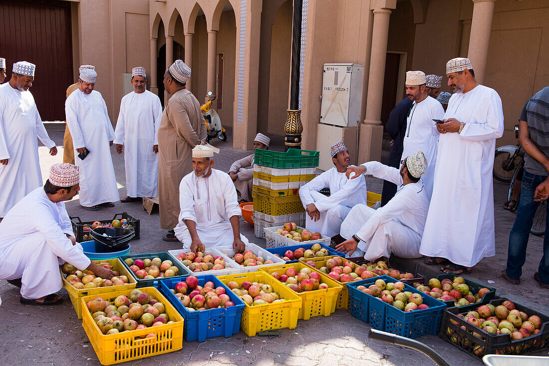 Einheimische verkaufen Granatäpfel auf dem Markt in Nizwa, Ad Dakhiliyah Region, Sultanat Oman, Arabische Halbinsel, Naher Osten