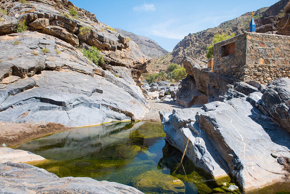 Gumpe und Mosche beim Dorf Al Hajir, beim Sharaf al Alamayn Pass (2036 m), Jebel Akhdar-Gebirge, Region Al-Dakhiliyah, Sultanat Oman, Arabische Halbinsel, Naher Osten